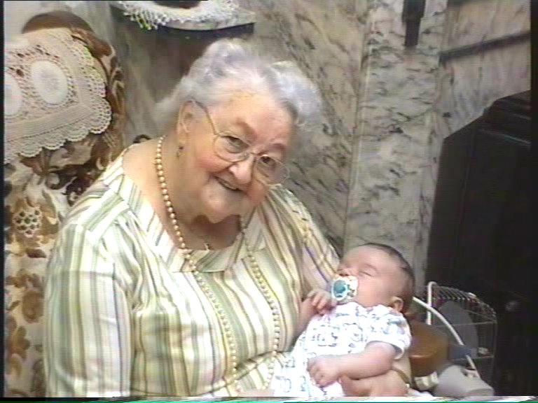 Marie Sofie Josée Boembeke met achterkleinkind Bram Deplorez in 1996